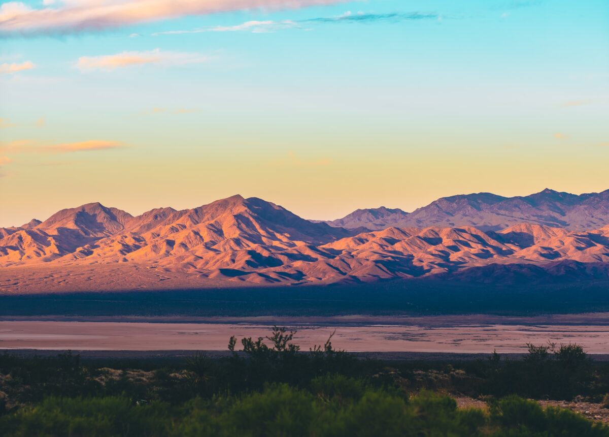 A view of the mountains in the Las Vegas desert in the morning